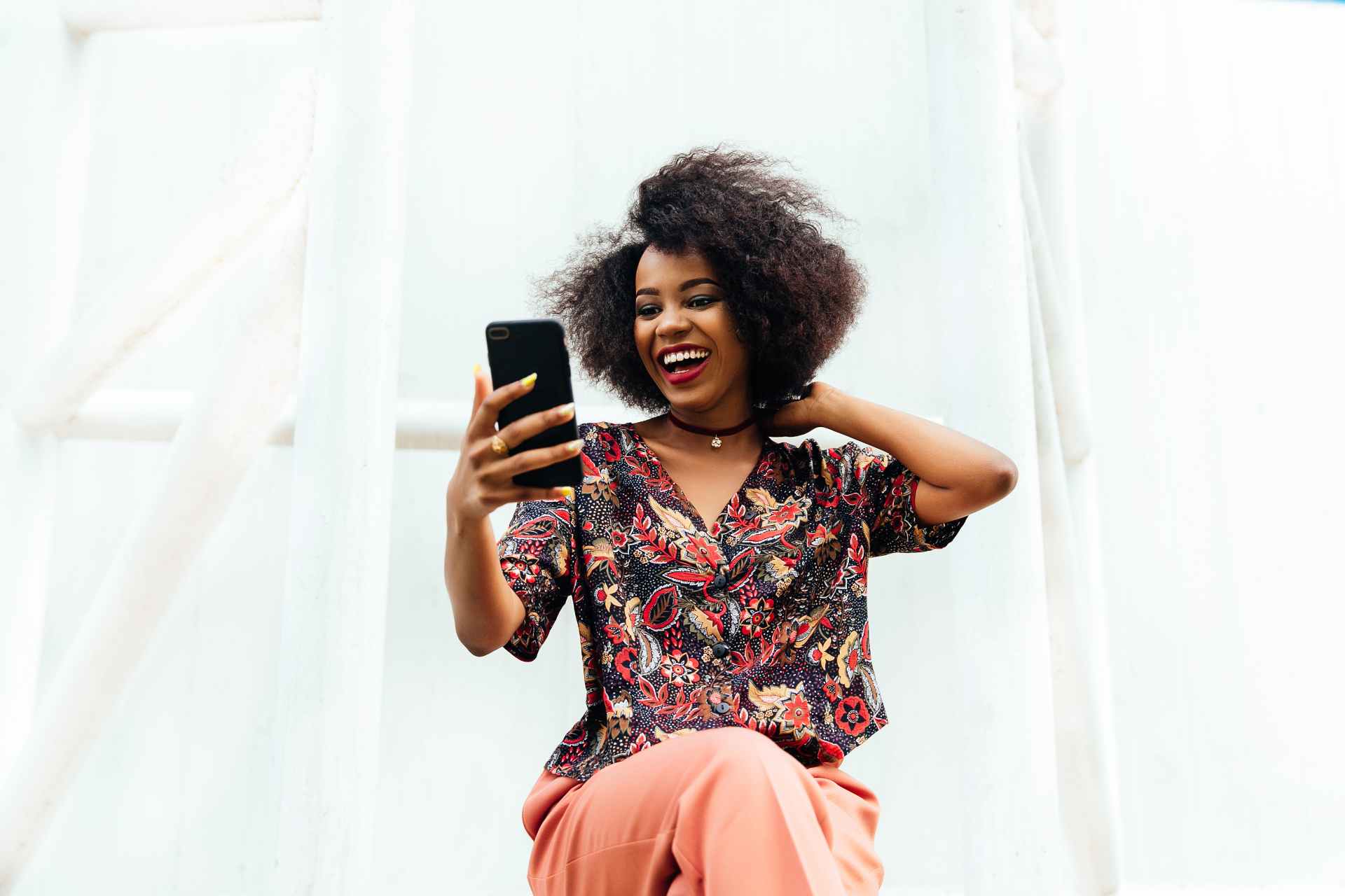 Cliente heureuse utilisant son téléphone après son inscription