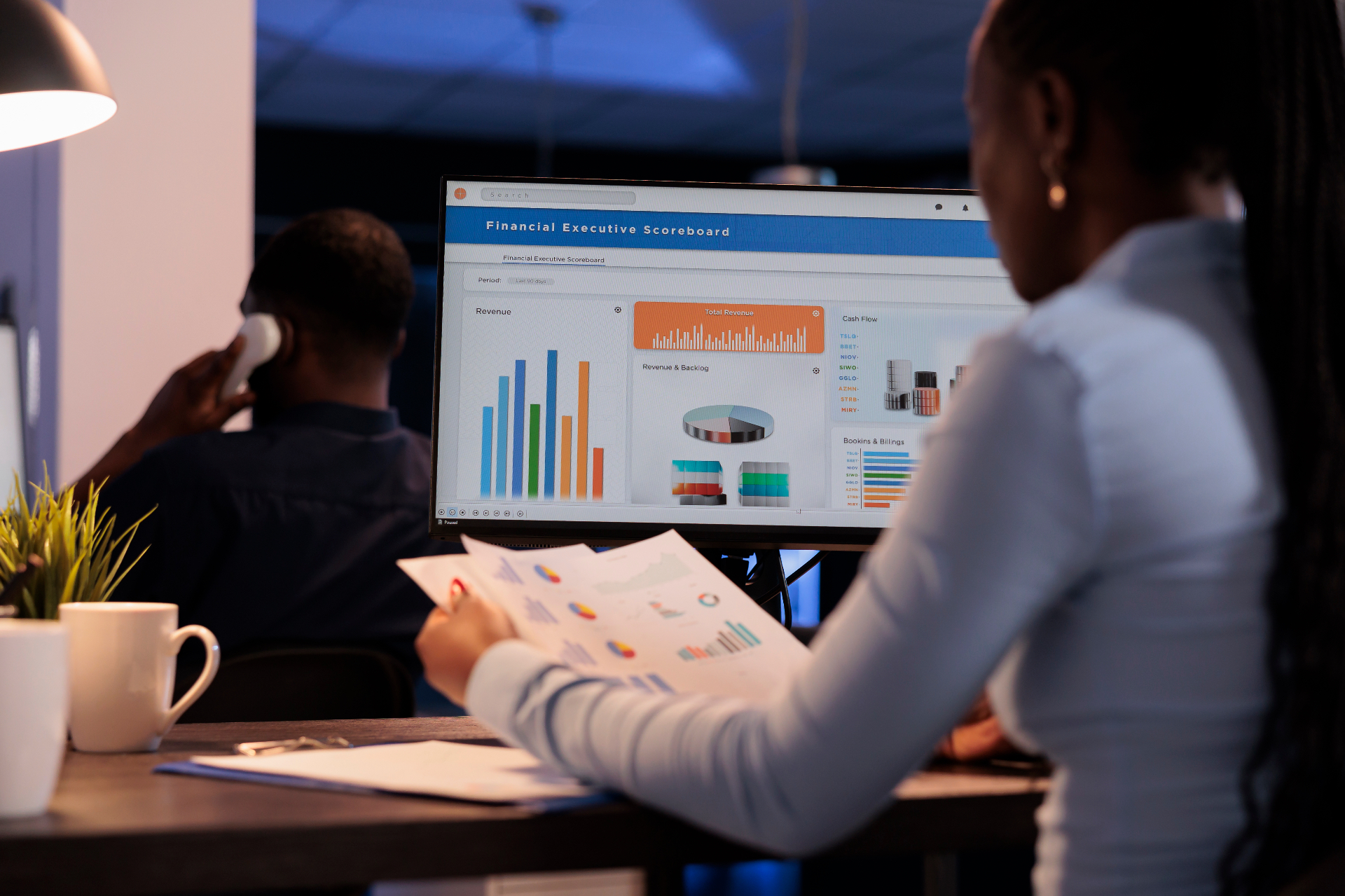 Directrice commerciale analysant un tableau de bord de performance